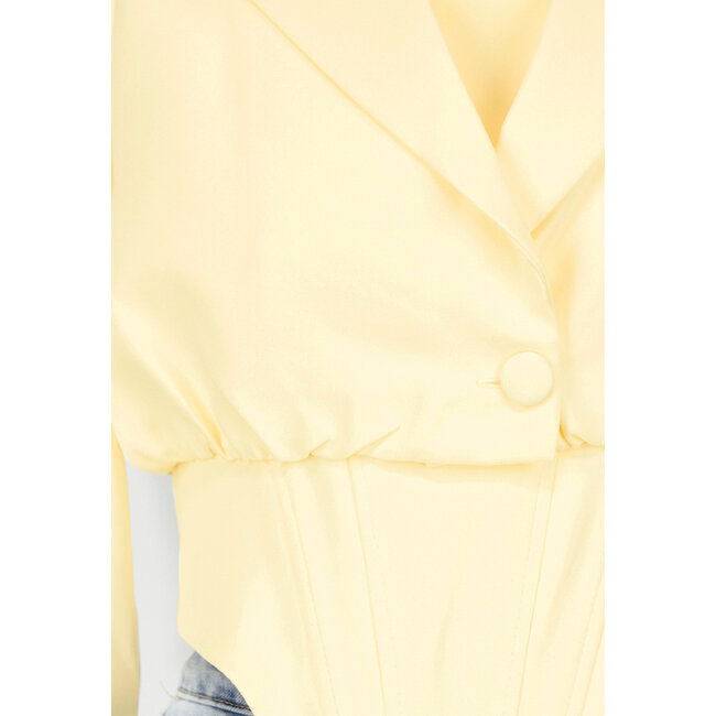 Buttergelbes Blazerset mit trägerlosem Oberteil