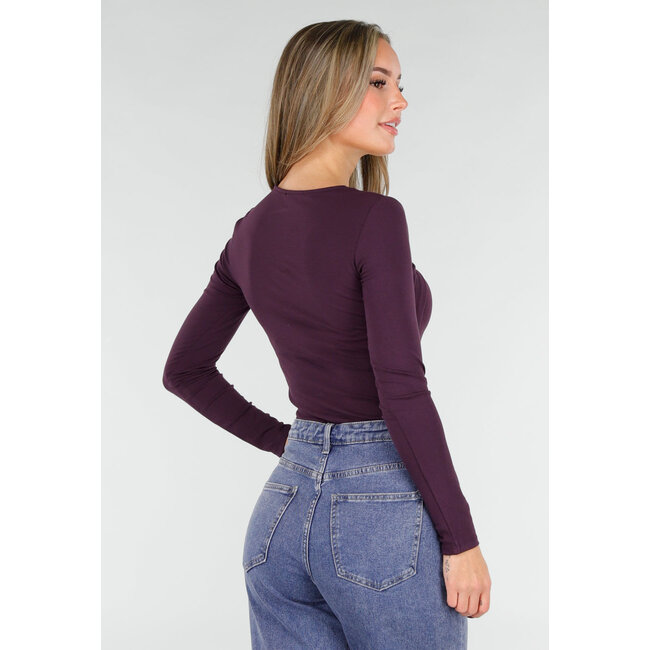 Lila Top mit Cut-Out-Detail