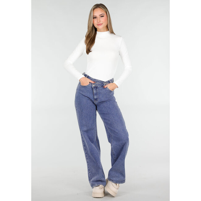 Weißes Oberteil mit Rollkragen und langen Ärmeln