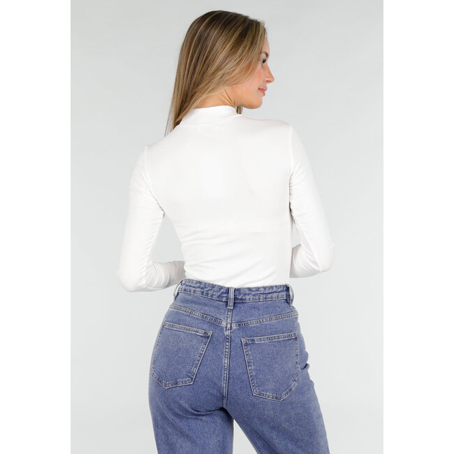 Weißes Oberteil mit Rollkragen und langen Ärmeln