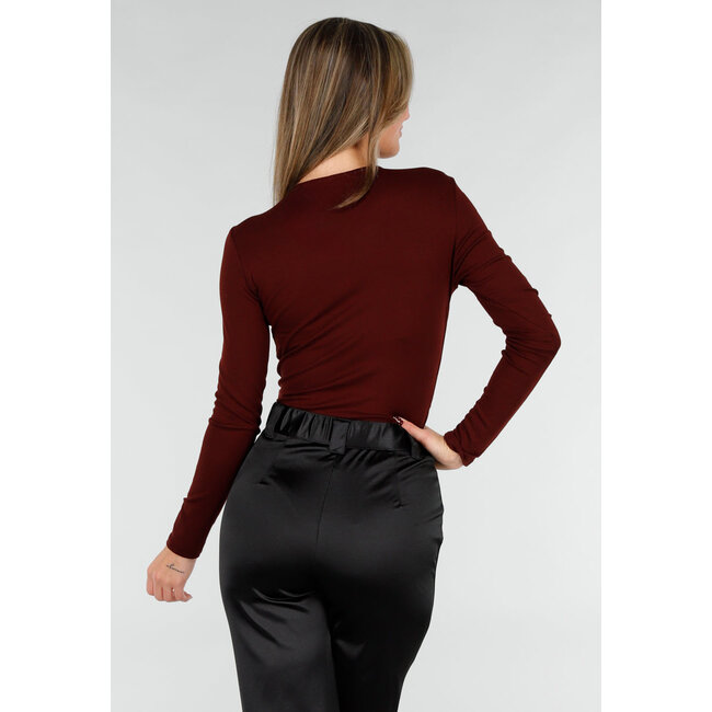 Bordeauxfarbener Wickelbody mit langen Ärmeln