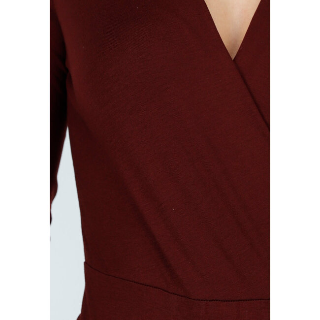 Bordeauxfarbener Wickelbody mit langen Ärmeln