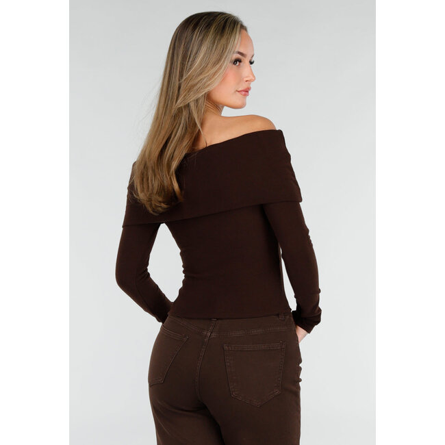 Braunes Off-Shoulder-Oberteil mit langen Ärmeln