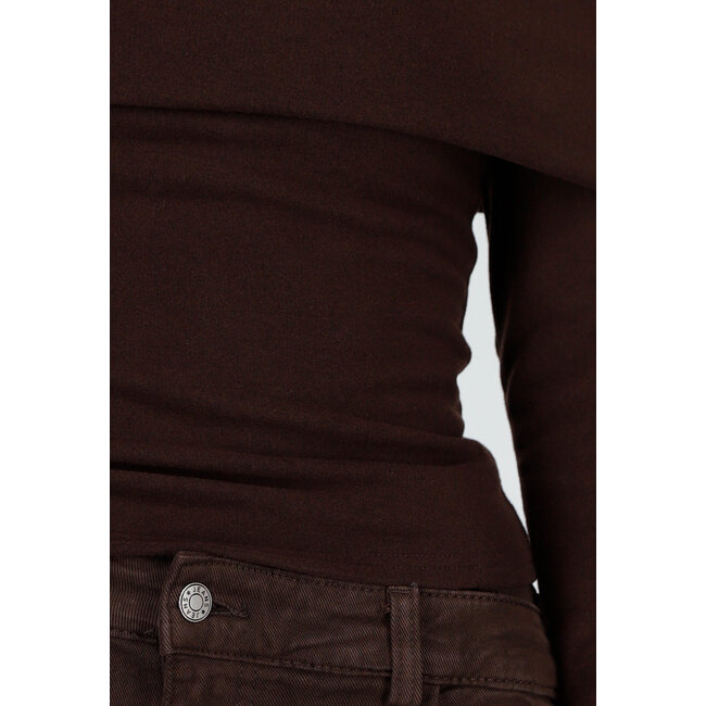 Braunes Off-Shoulder-Oberteil mit langen Ärmeln