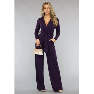 Lila Jumpsuit mit weiten Hosenbeinen