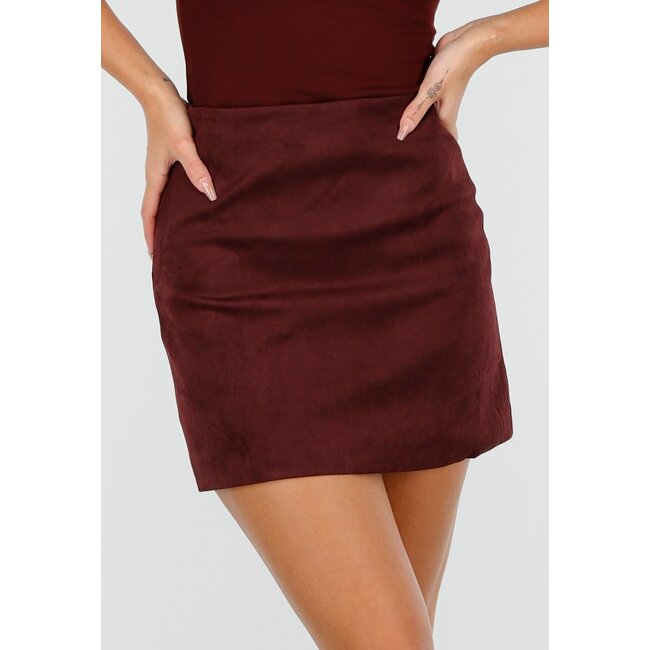 Burgunderroter Rock in Wildlederoptik in Minilänge mit einfarbigem Muster