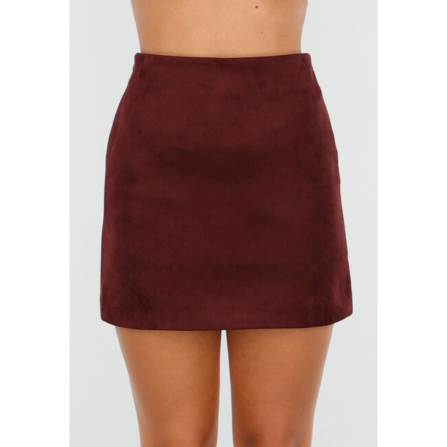 Burgunderroter Rock in Wildlederoptik in Minilänge mit einfarbigem Muster