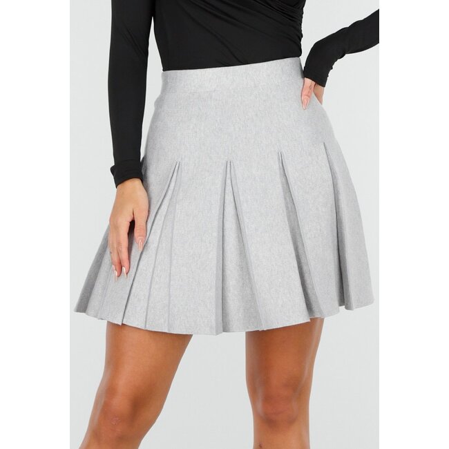 Hellgrauer Faltenrock aus gestricktem Stretchmaterial