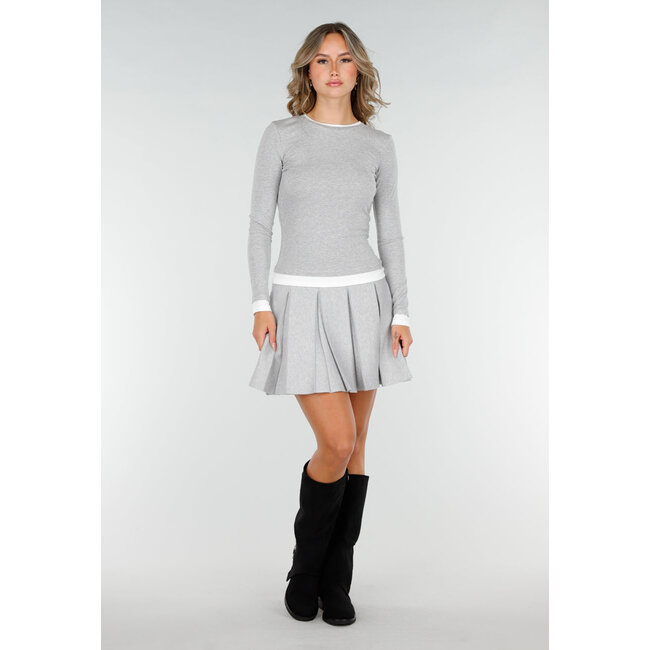 Hellgrauer Faltenrock aus gestricktem Stretchmaterial