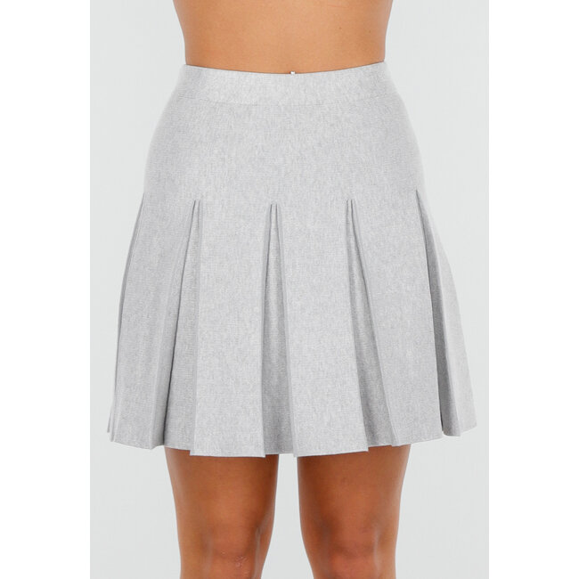 Hellgrauer Faltenrock aus gestricktem Stretchmaterial