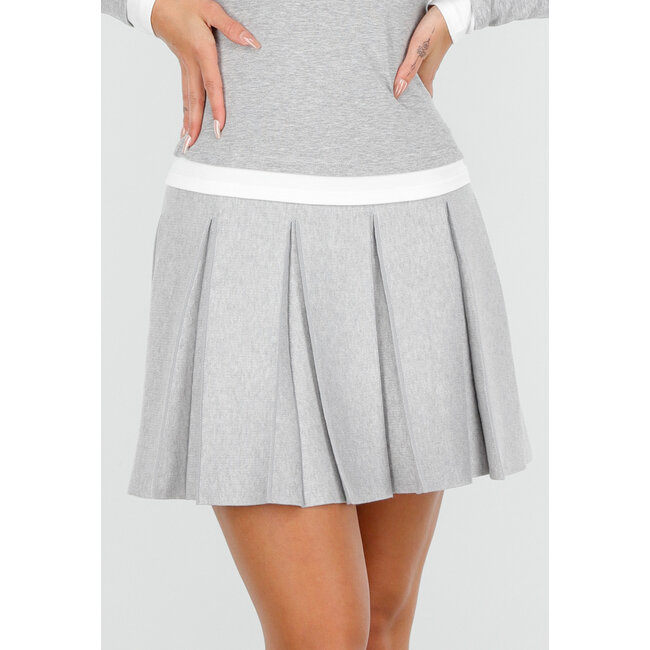 Hellgrauer Faltenrock aus gestricktem Stretchmaterial