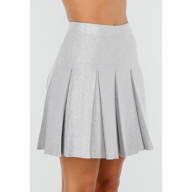 Hellgrauer Faltenrock aus gestricktem Stretchmaterial