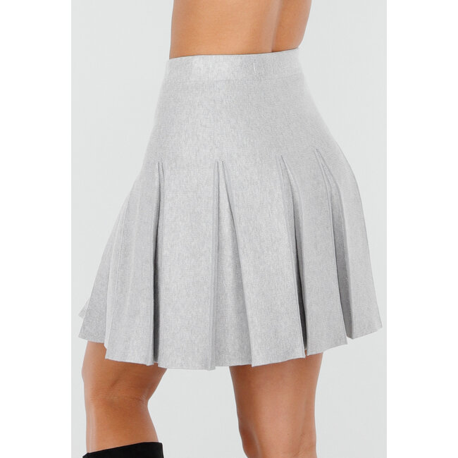 Hellgrauer Faltenrock aus gestricktem Stretchmaterial