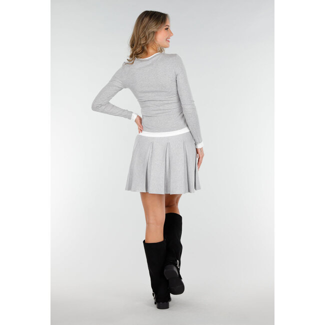 Hellgrauer Faltenrock aus gestricktem Stretchmaterial