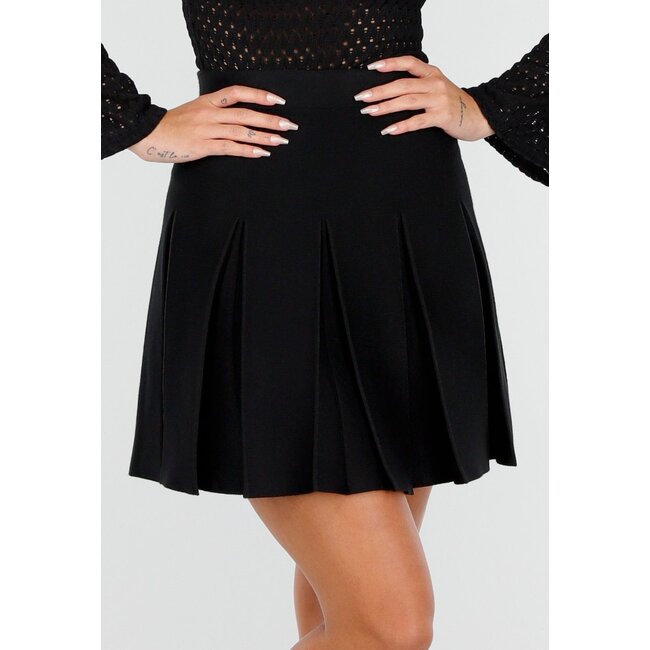 Schwarzer Faltenminirock