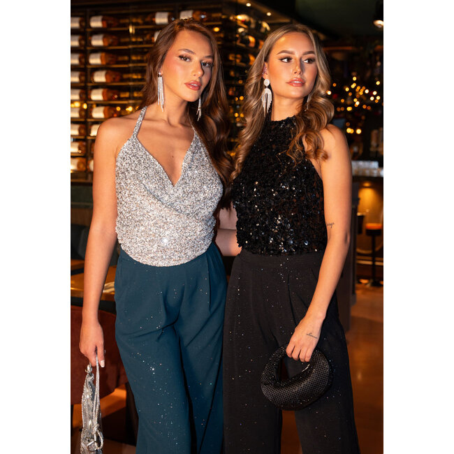 Silbernes Neckholder-Top mit Glitzer und offenem Rücken