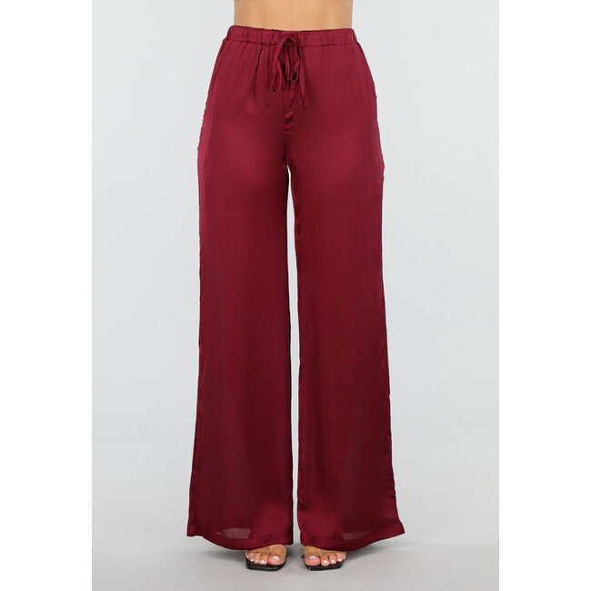 Bordeauxrotes Set im Satin-Look mit Bluse und weit geschnittener Hose