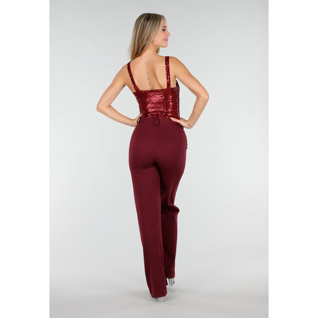 Bordeauxroter Body mit Pailletten und tiefem Ausschnitt