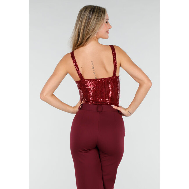 Bordeauxroter Body mit Pailletten und tiefem Ausschnitt