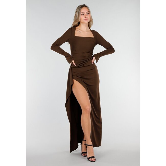 Braunes Maxikleid mit quadratischem Ausschnitt und Schlitz aus Stretchstoff