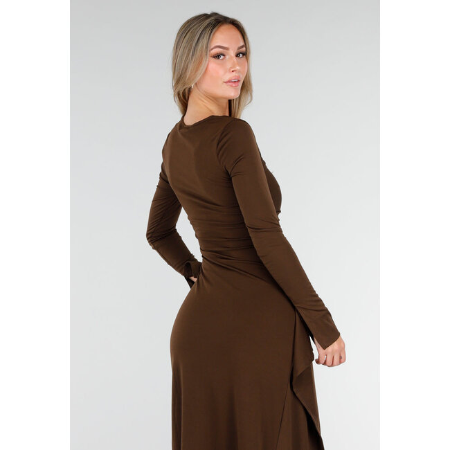 Braunes Maxikleid mit quadratischem Ausschnitt und Schlitz aus Stretchstoff