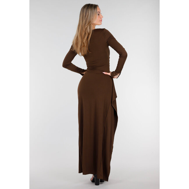 Braunes Maxikleid mit quadratischem Ausschnitt und Schlitz aus Stretchstoff