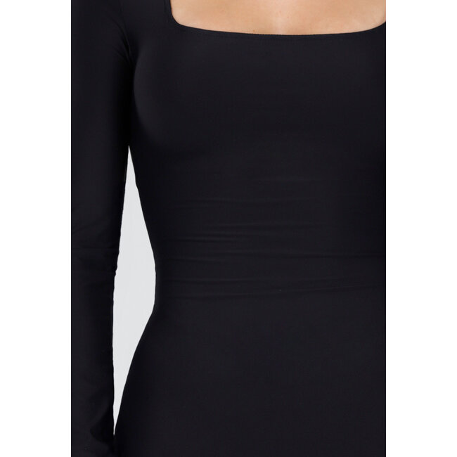 Schwarzes Super-Stretch-Maxikleid mit langen Ärmeln und Push-up-Polstern
