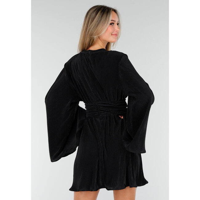Schwarzes Plisseekleid mit weiten Ärmeln und geraffter Taille