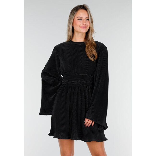 Schwarzes Plisseekleid mit weiten Ärmeln und geraffter Taille