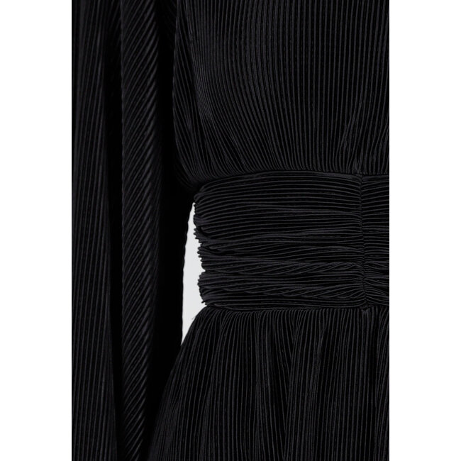 Schwarzes Plisseekleid mit weiten Ärmeln und geraffter Taille