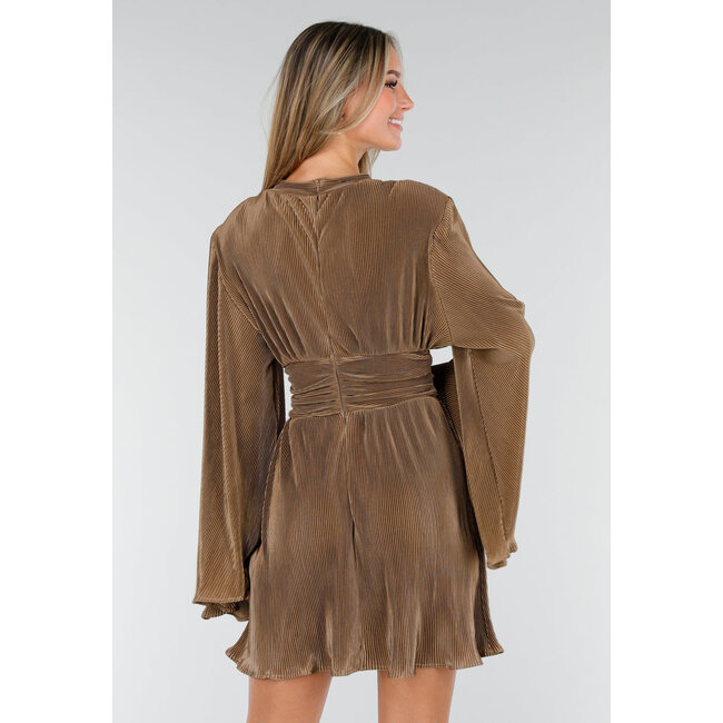 Plissee-Kleid in Bronze mit geraffter Taille und weiten Ärmeln
