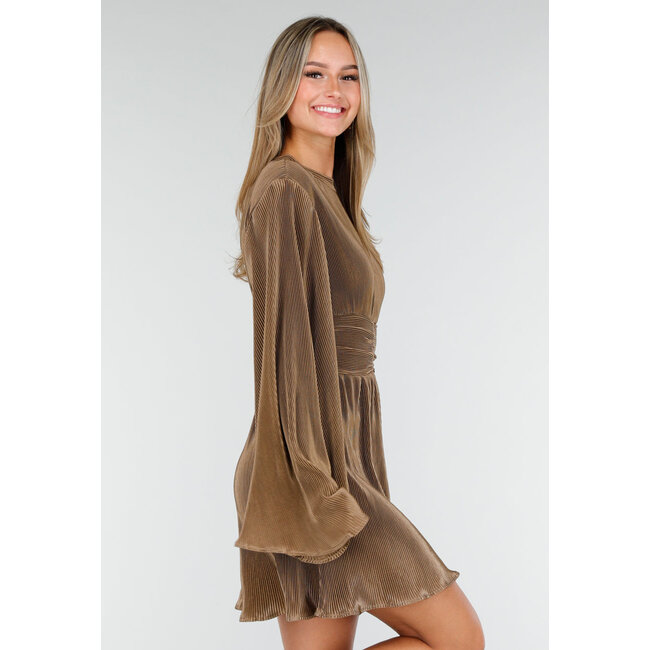 Plissee-Kleid in Bronze mit geraffter Taille und weiten Ärmeln