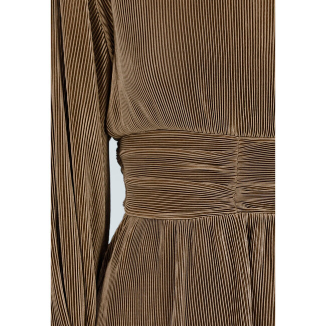 Plissee-Kleid in Bronze mit geraffter Taille und weiten Ärmeln