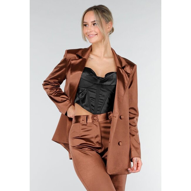 Brauner Blazer in Satinoptik mit leicht tailliertem Schnitt und doppelter Knopfleiste