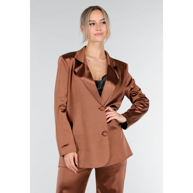 Brauner Blazer in Satinoptik mit leicht tailliertem Schnitt und doppelter Knopfleiste