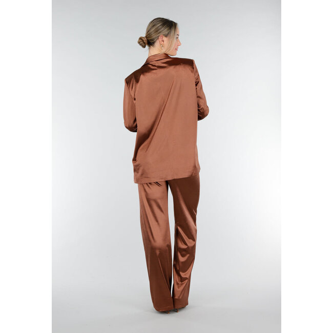 Brauner Blazer in Satinoptik mit leicht tailliertem Schnitt und doppelter Knopfleiste