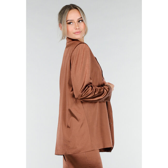 Brauner Blazer in Satinoptik mit leicht tailliertem Schnitt und doppelter Knopfleiste