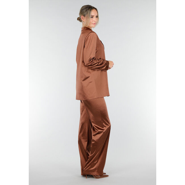 Brauner Blazer in Satinoptik mit leicht tailliertem Schnitt und doppelter Knopfleiste