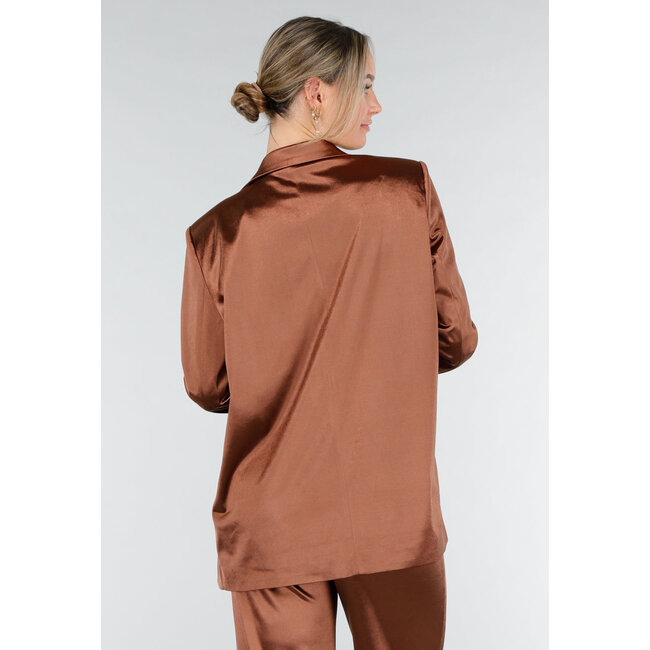 Brauner Blazer in Satinoptik mit leicht tailliertem Schnitt und doppelter Knopfleiste
