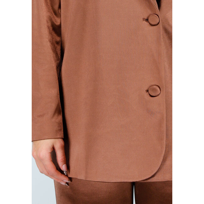 Brauner Blazer in Satinoptik mit leicht tailliertem Schnitt und doppelter Knopfleiste
