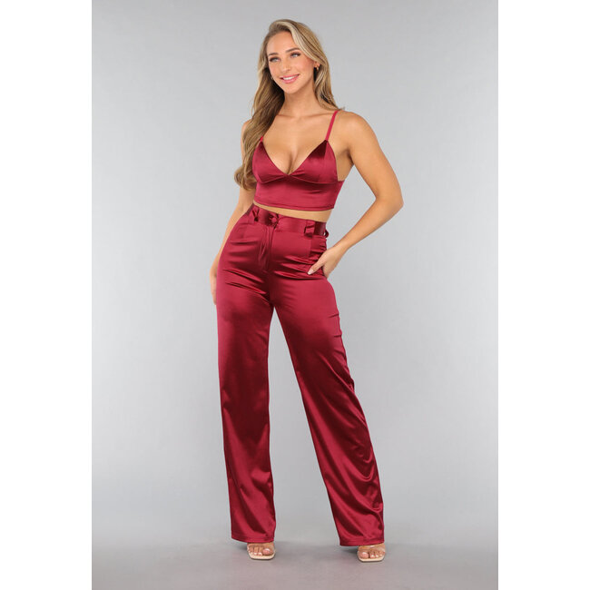 Burgundy Hose aus Stretch-Satin im Modell