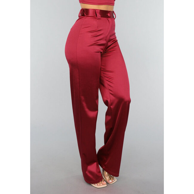 Burgundy Hose aus Stretch-Satin im Modell