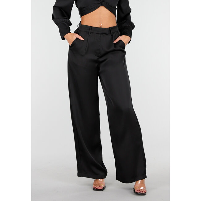 Schwarze Hose mit weitem Bein