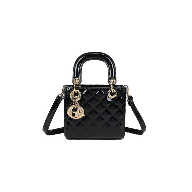 Schwarze Handtasche mit glänzendem Rautenmuster und goldenem Anhänger