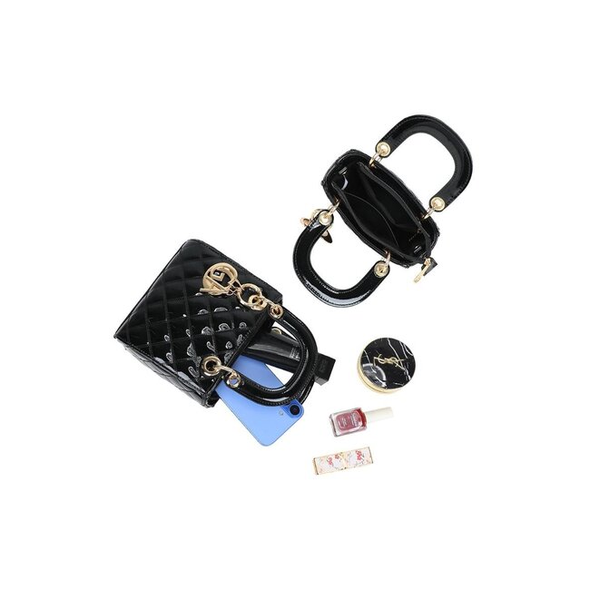 Schwarze Handtasche mit glänzendem Rautenmuster und goldenem Anhänger