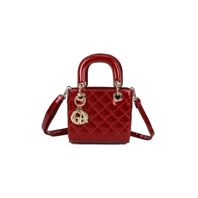 Rote Handtasche mit glänzendem Rautenmuster und goldenem Anhänger