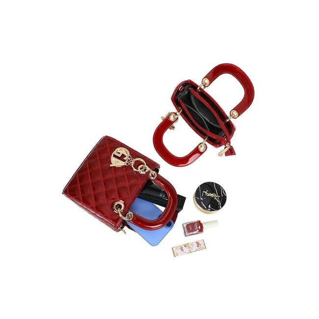 Rote Handtasche mit glänzendem Rautenmuster und goldenem Anhänger