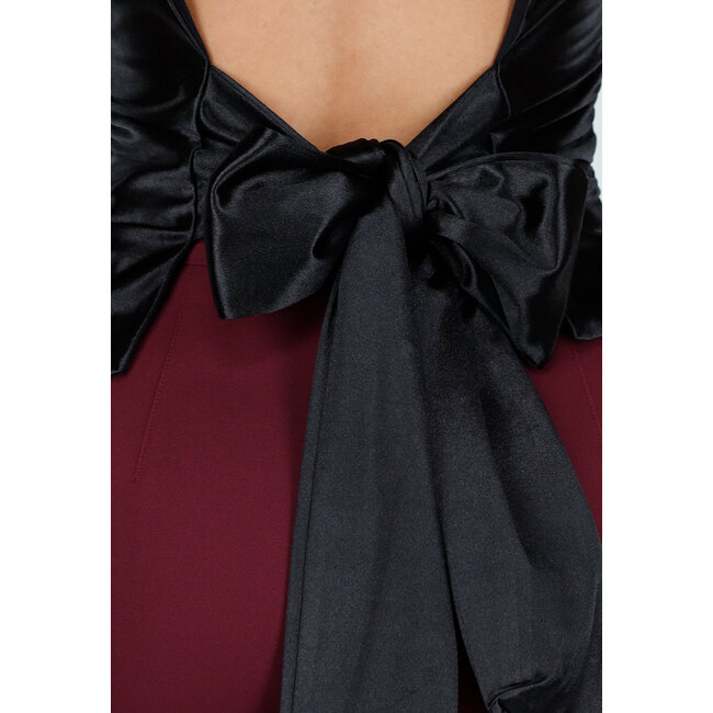 Schwarzes Stretch-Satin-Oberteil mit Polstern und offenem Rücken mit Schleife