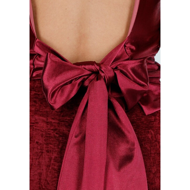 Bordeauxfarbenes Stretch-Oberteil aus Satin mit Schleife und offenem Rücken