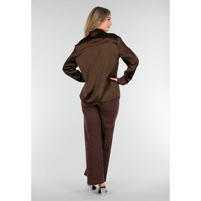 Braune Satinbluse mit langen Ärmeln und Knopfleiste